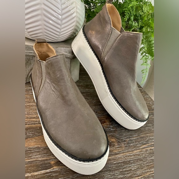 J Slides Shoes - J/Slides Mika Women’s 6.5 Platform Leather Slip On Sneaker Boot Bronze / Brown